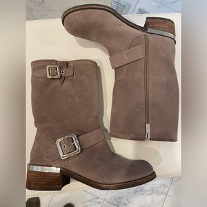 Cult fav Vince Camuto chic moto boot in taupe suede/silver buckle detail sz 6.5